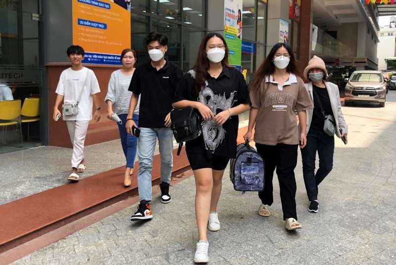 外地準大學生和家長到本市了解情況。