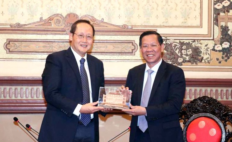 市人委會主席潘文邁向陳詩龍部長贈送紀念品。