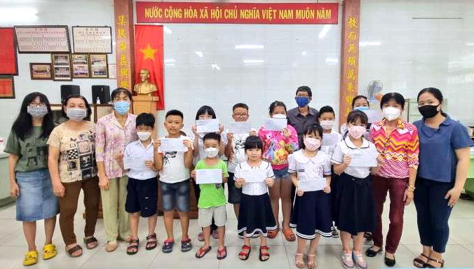 校委、老師與下午班的獲獎學生合照。