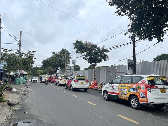 等候進入新山一機場的計程車在新平郡白騰街上排成長龍。