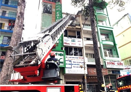 去年11月11日中午,第五郡第二坊陳興道街某高層建築物失火, 消防警察要使用雲梯救出兩名被困者。