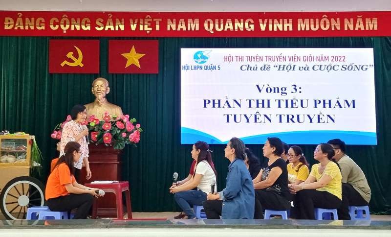 華人婦女陳錦娥參加演小品。