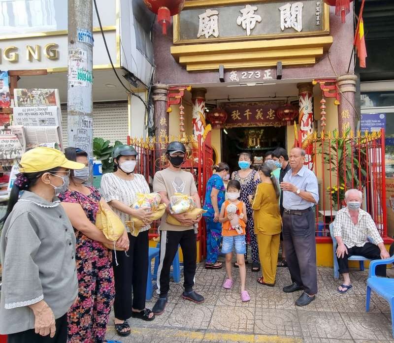 左閭關帝廟理事會向當地貧困者頒發 盂蘭節禮物。