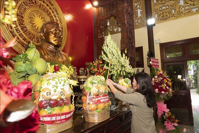 國家副主席上香緬懷孫德勝主席