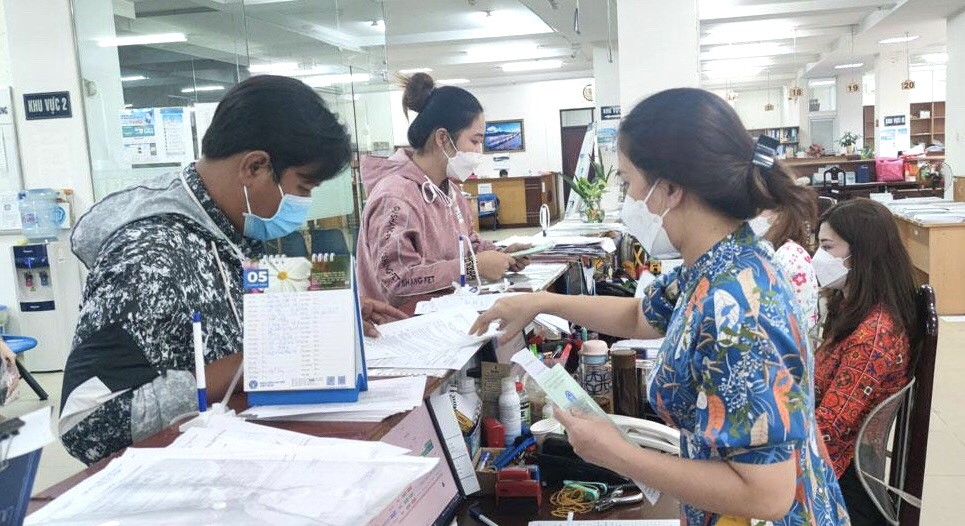 民眾在市社保機關辦理手續。