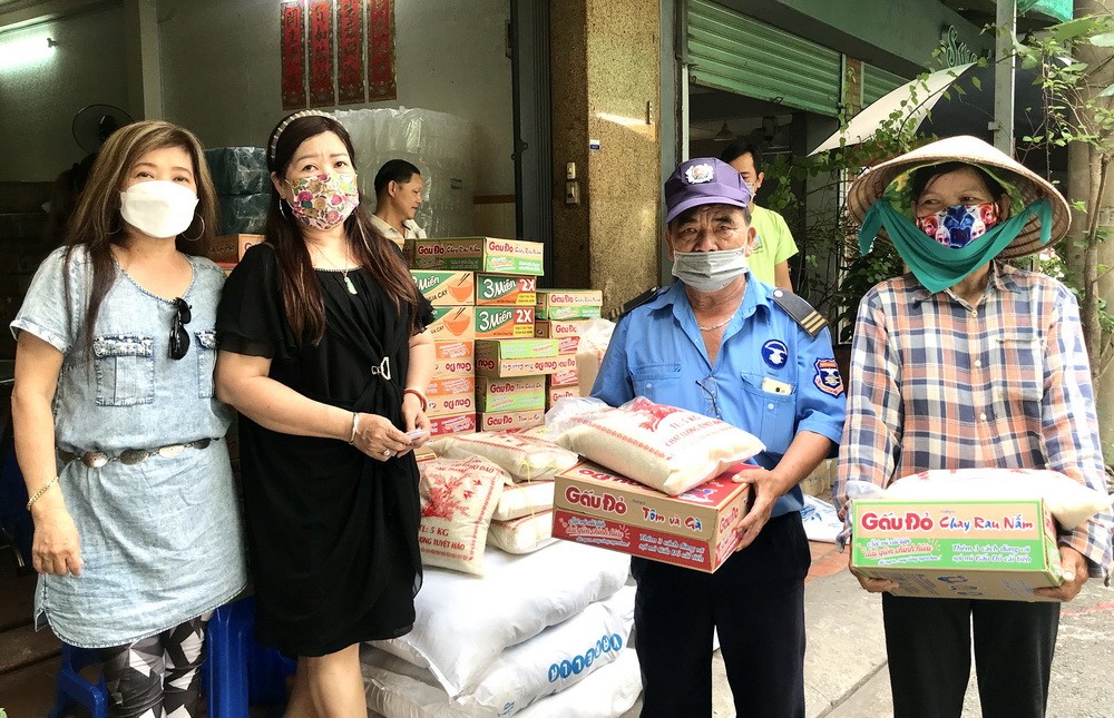 梁柳嬋(左二)向勞動窮苦人家發送禮物。