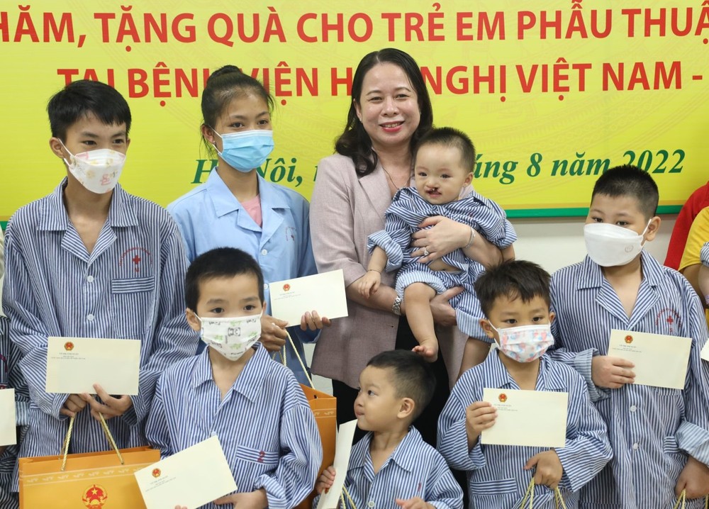 國家副主席看望笑靨手術少兒