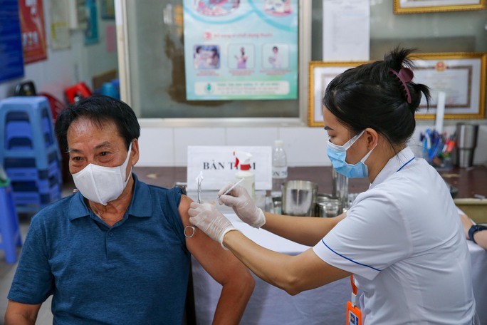 民眾在本市第一郡新定坊醫療站接種第四劑新冠疫苗。