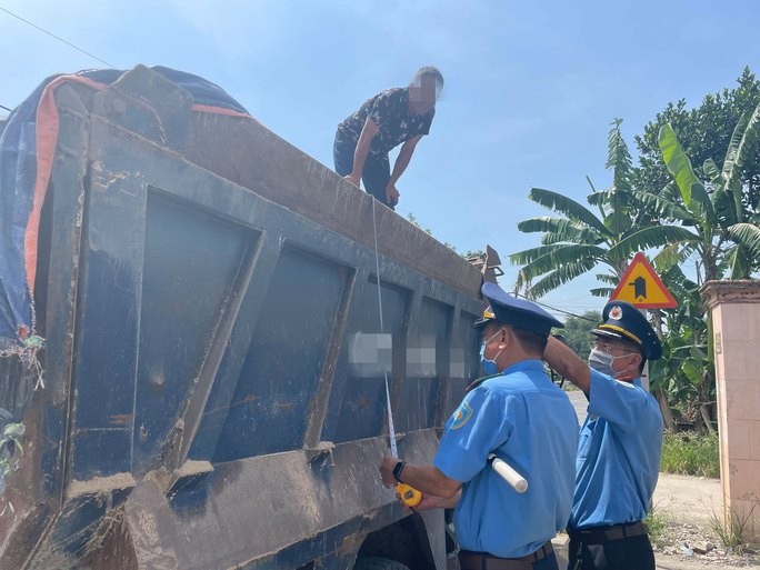 交通監察力量在古芝縣檢查車廂尺寸。