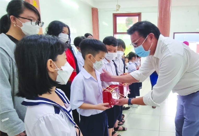 Sweet Home餅家總經理劉立政發月餅給學生。