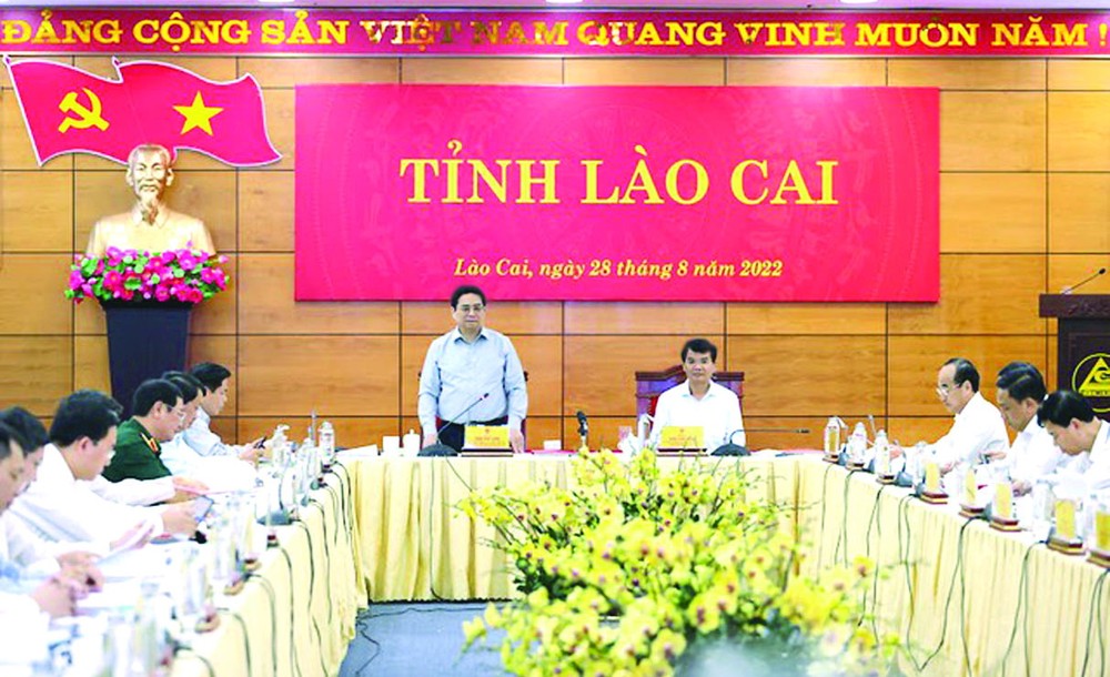 政府總理范明政與老街省省委常務處舉行會議。