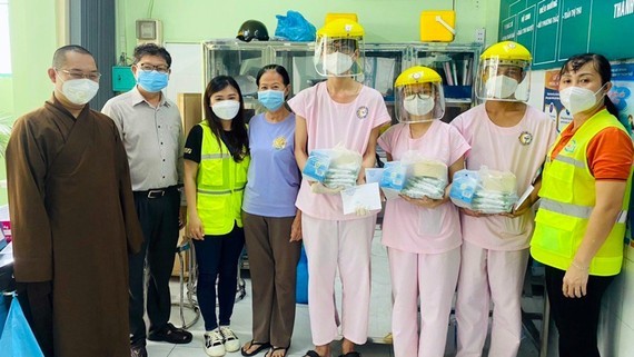 釋圓福大德向參加抗疫的醫療志願力量贈送禮物。