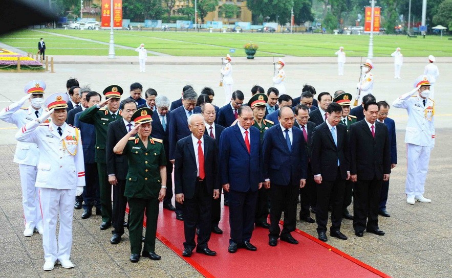 黨政領導、原領導晉謁胡主席陵。