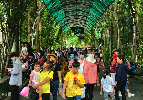 節日期間,大量遊客已到西貢動物園參觀。