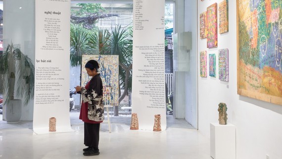XYZ Café & Artspace 咖啡館的咖啡廳與展覽結合空間。