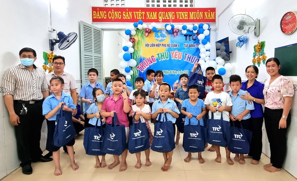 郡婦聯會送月餅及花燈給將來殘疾學校的學生。