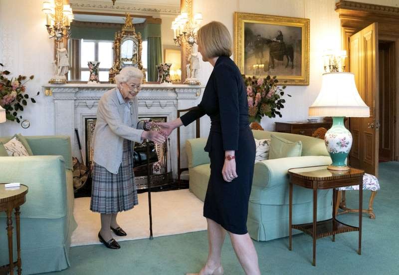 英國女王伊麗莎白二世(左)6日在巴摩拉城堡接見首相繼位人特拉斯。(美聯社)
