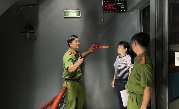 總檢查卡拉 OK 店與酒吧消防工作