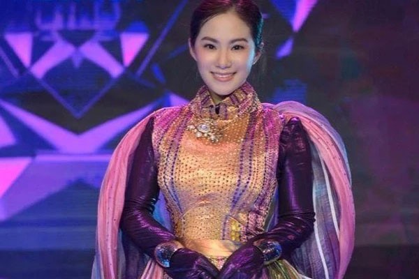 越南華人女歌手梁碧友(梁碧好)。