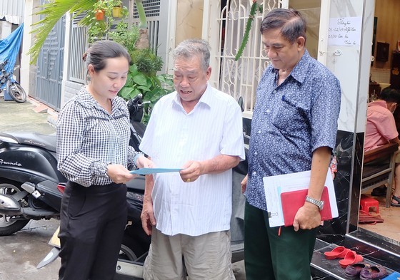 第十一郡第十二坊第四街坊區黨員潘氏碧水(左)成為黨、政府與華人 同胞之間牢固的橋樑。