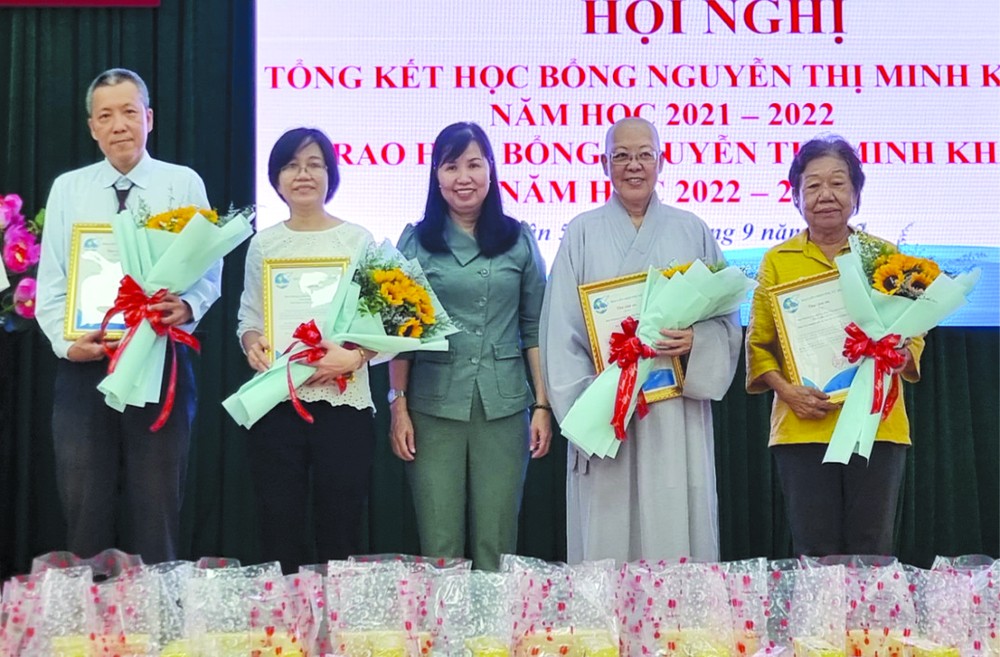 第五郡婦聯會向贊助單位贈送感 謝狀。