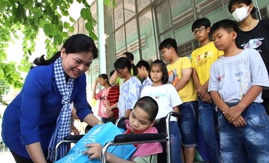 婦聯會向少兒贈送禮物