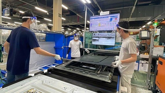 在守德市鈴中二出口加工區工作的工人。