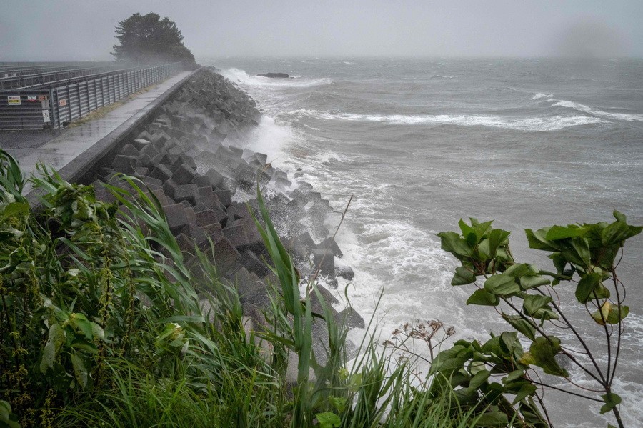 9月18日，巨浪襲擊日本熊本縣水俁市的海岸線。（法新社）