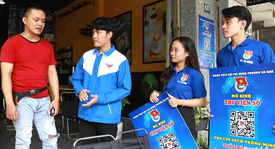 安溪坊共青團團員說服咖啡館主人同意讓他們在館內貼上數字圖書館的應用 程式圖示。