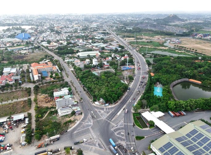 環市三路途徑本市和同奈、平陽與隆安等省。