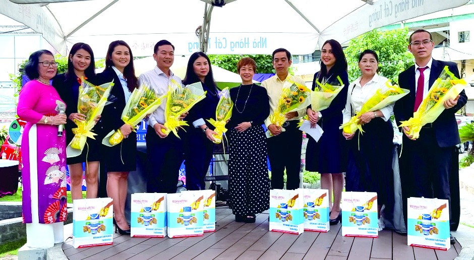 蘇慧蘭會長(右五)送花祝賀8位新會員企業。