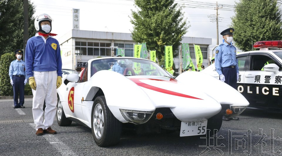 日警方與動畫片中賽車同巡邏