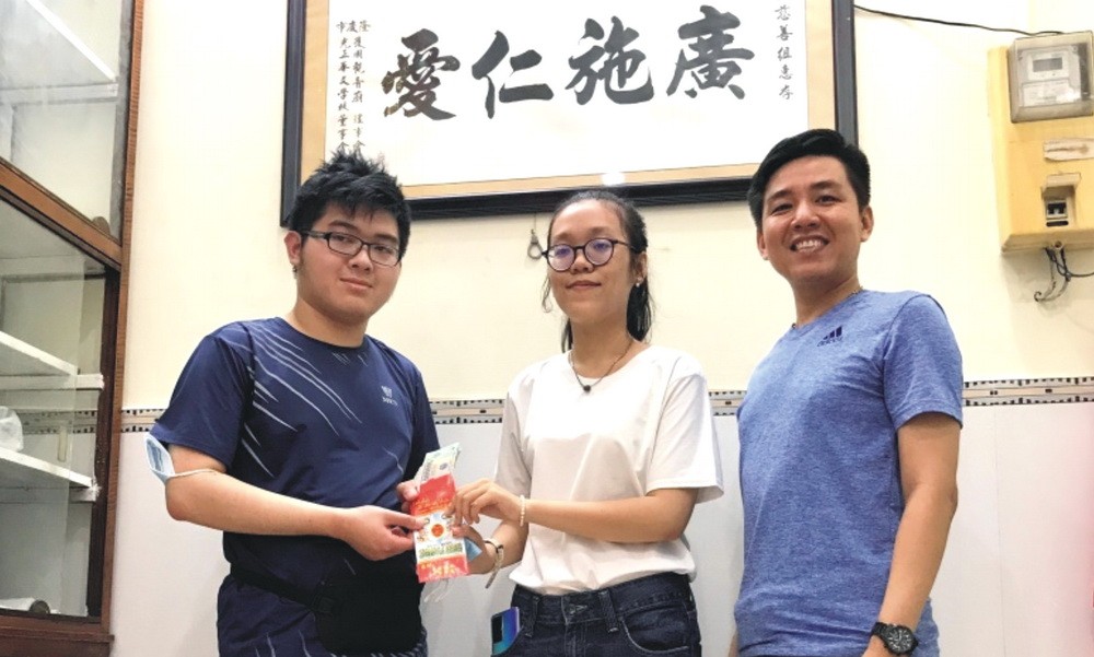 雙龍慈善組代表向陳鍾桂彩(中)贊助經費。