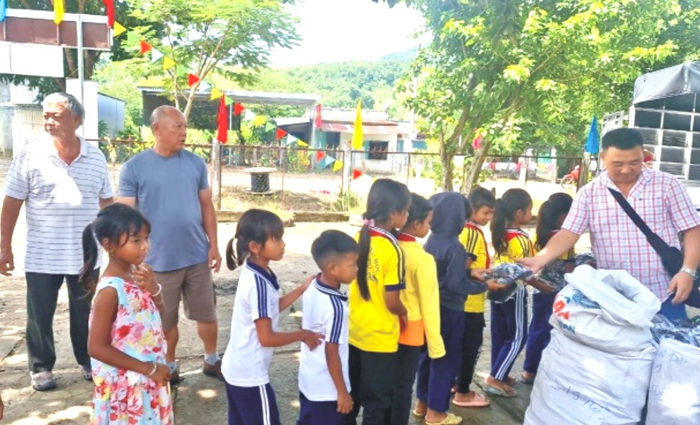 負責人向少數民族學生贈送禮物。