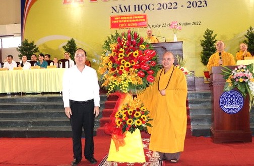 市委副書記阮胡海贈花祝賀開學典禮。