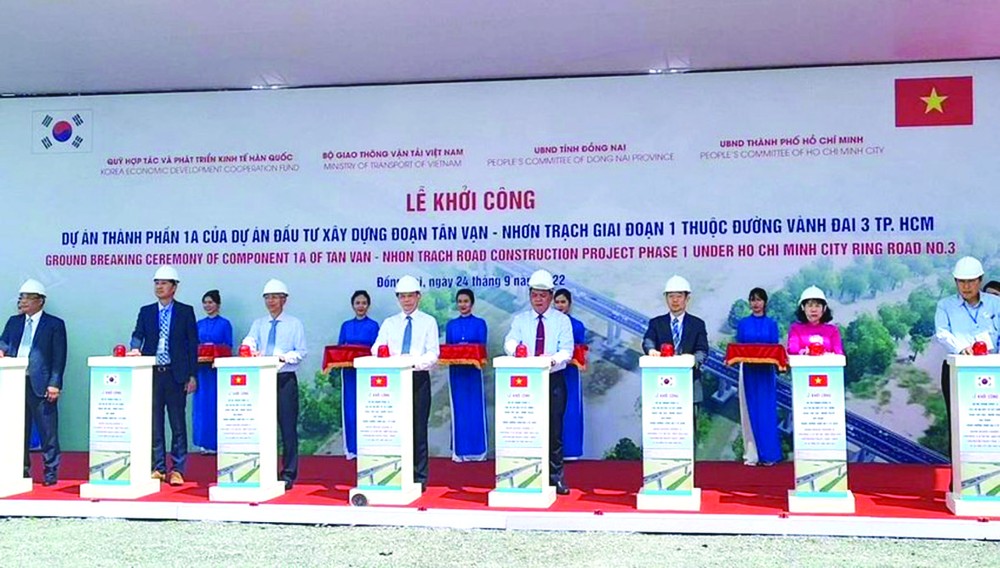 代表們進行動工興建儀式。