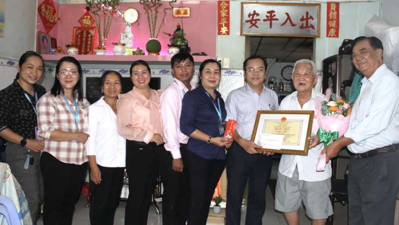 第十一郡郡人委會副主席陳叔章(右三)、郡高齡人會主任朱杞文(右一)向華人老年人賀壽。