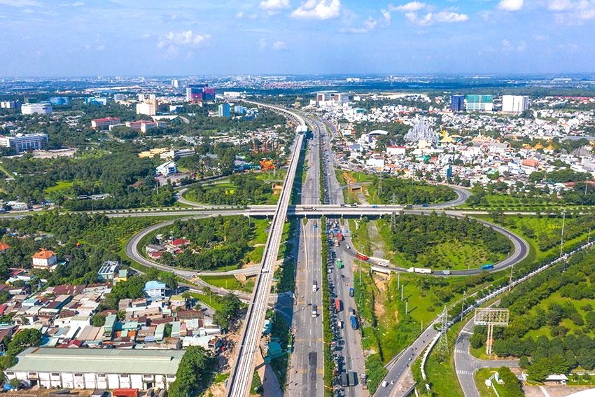 南部動力區域集中在本市 、平陽 、同奈以及巴地- 頭頓等省。圖為濱城-仙泉地鐵1號線,獲定向在未來期 間將延伸至平陽和同奈省。