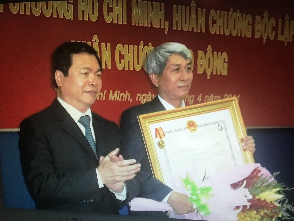 李邦同志家屬代表接受胡志明勳章。