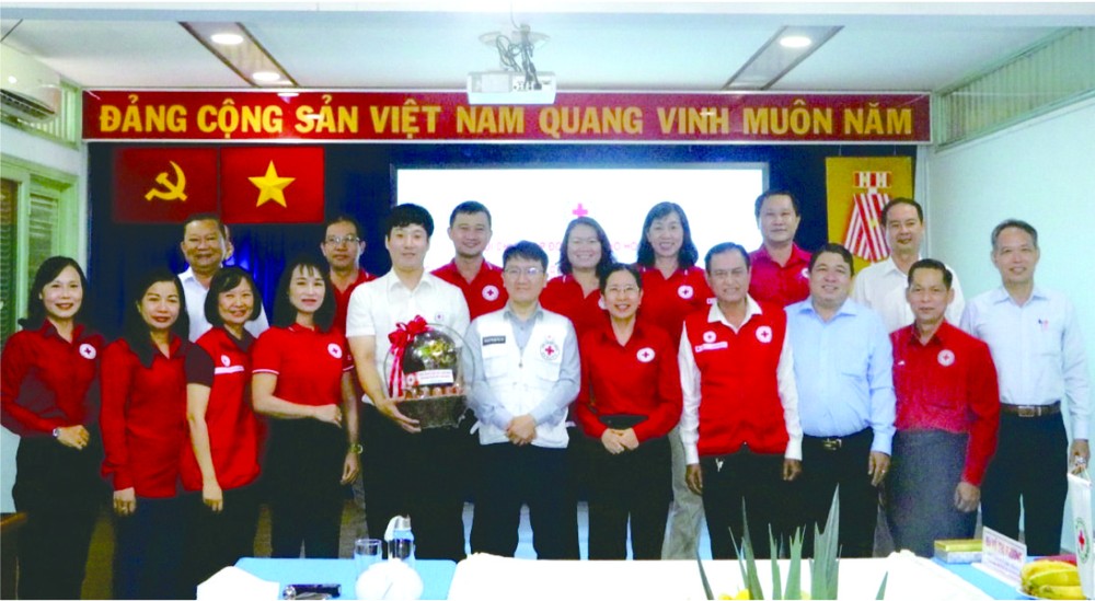 市紅十字會向韓國代表贈送禮物。