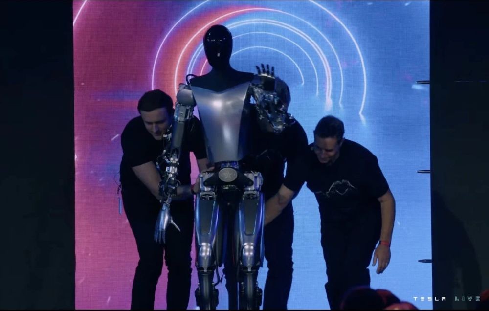 特斯拉人形機器人“擎天柱”亮相