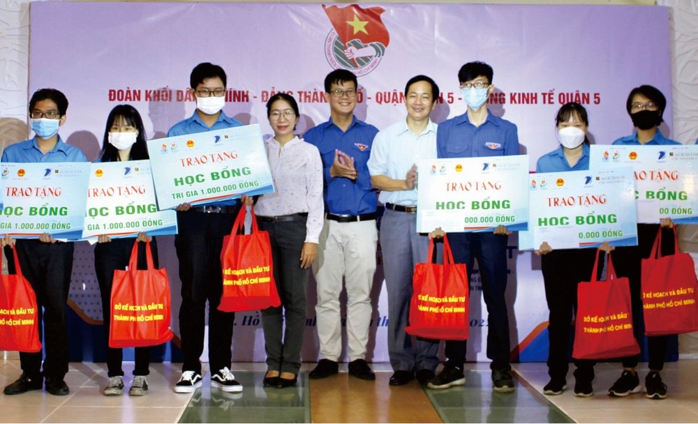 組委會向第五郡環境清寒的青年頒發獎學金。