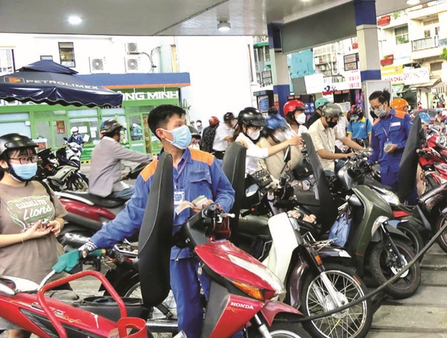民眾在加油。