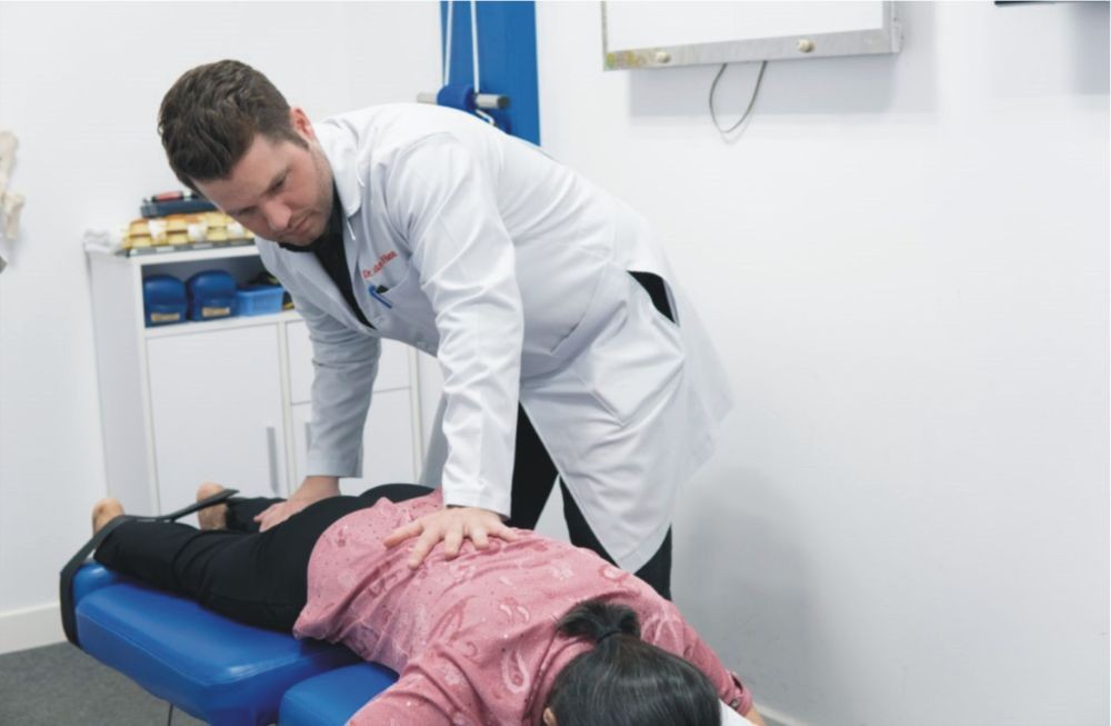 Luke Hamman醫生正在為病人檢查脊柱。