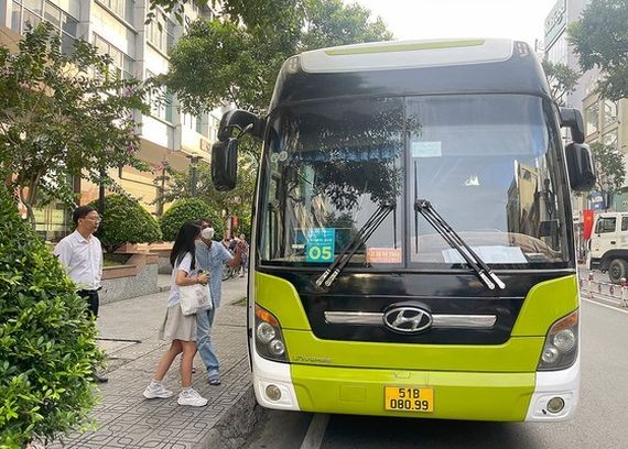 使用電動巴士有助環保。