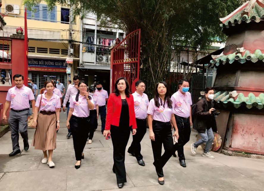 市、郡領導等參觀茶山慶雲南院。