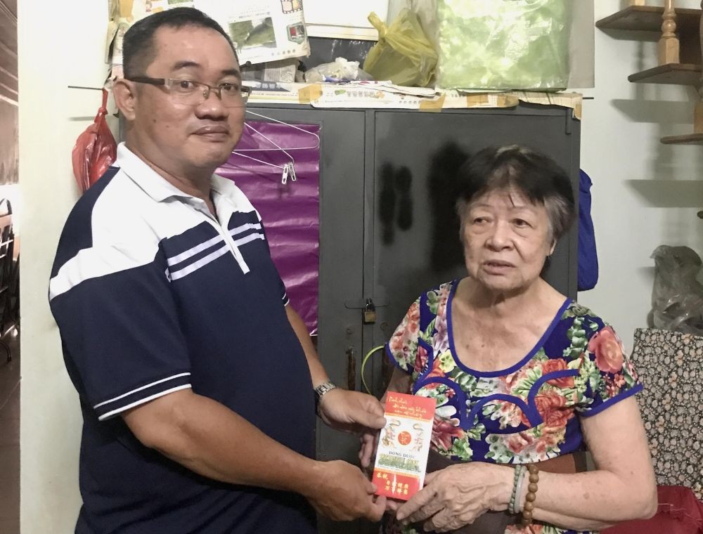 羅展明副組長向朱淑玲老師轉交善款。