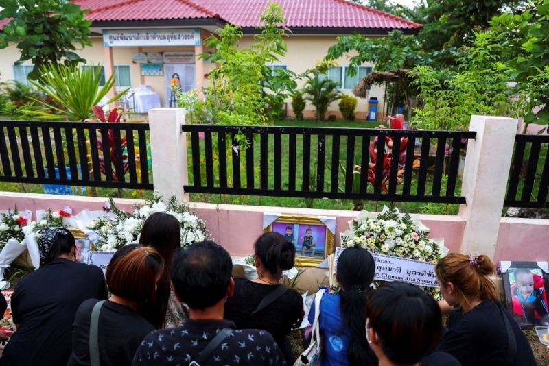 死傷者家屬重返槍擊案現場外悼念。（圖：路透社）