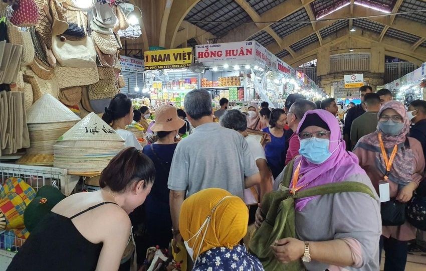 國際遊客對濱城市場工藝品店鋪擺賣的產品很感興趣。（圖：秀苑）