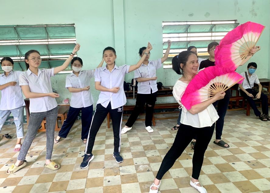 駱桂雯老師不遺餘力教導學生舞蹈。